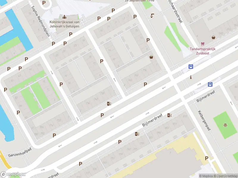 Ambulance met grote spoed naar de M. Berdenis van Berlekomstraat in Amsterdam