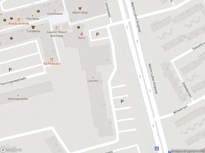 Ambulance met grote spoed naar de Sinclair Lewisplaats in Rotterdam