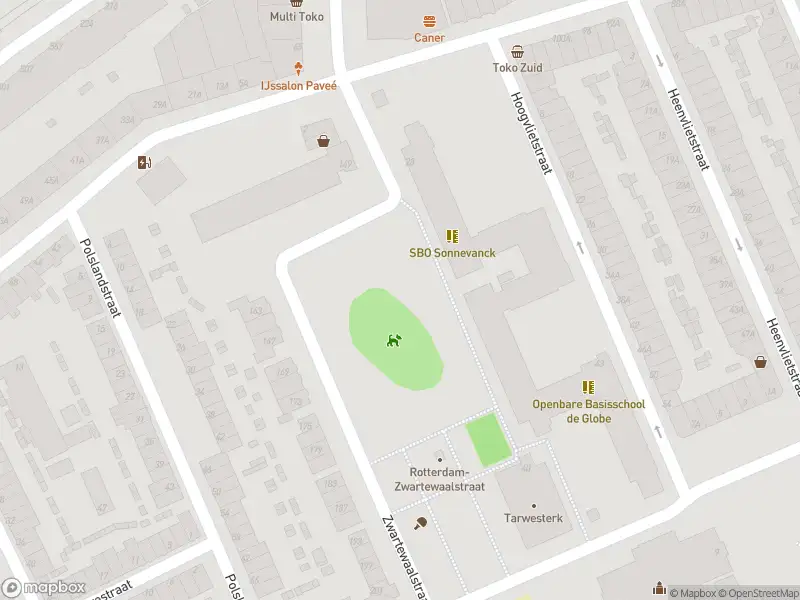 Ambulance met grote spoed naar de Zwartewaalstraat in Rotterdam