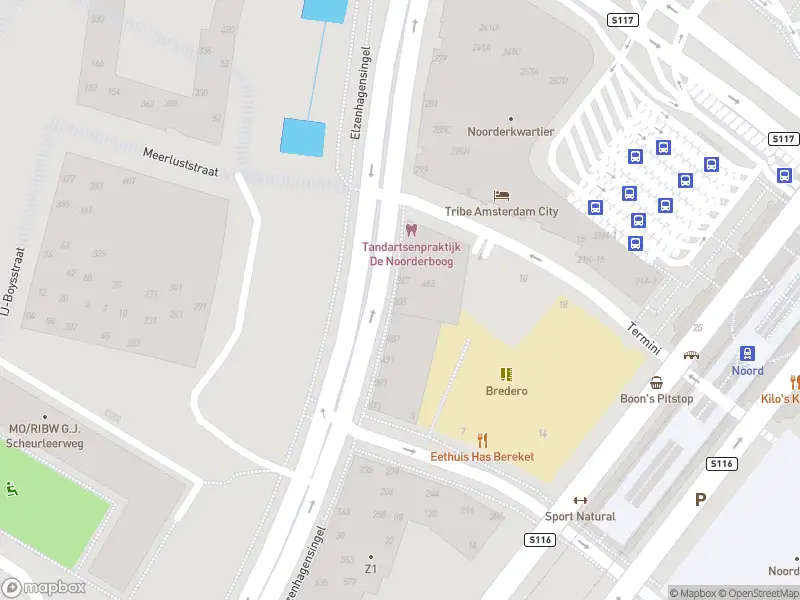 Ambulance met grote spoed naar de Elzenhagensingel in Amsterdam