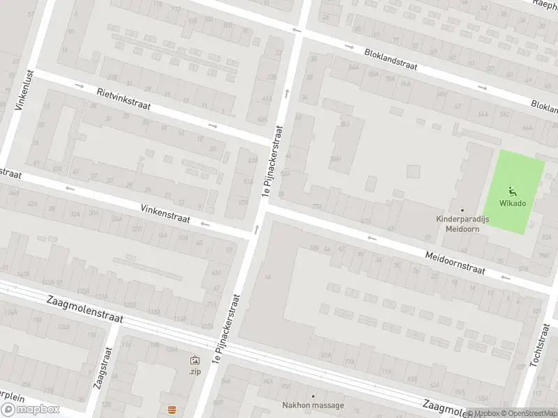 Ambulance met grote spoed naar de 1e Pijnackerstraat in Rotterdam