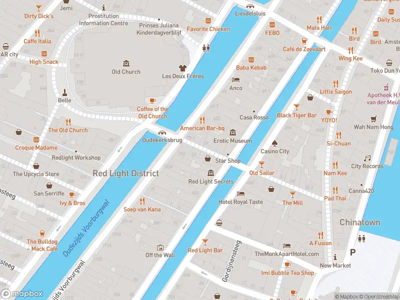 Ambulance met grote spoed naar de Oudekennissteeg in Amsterdam