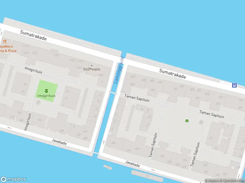 Ambulance met grote spoed naar de Sumatrakade in Amsterdam