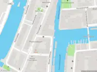 Ambulance met grote spoed naar de Tweede Breeuwersstraat in Amsterdam