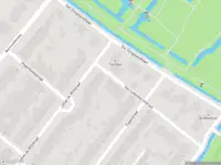 Ambulance met grote spoed naar de Van Ledenberchstraat in Leiden