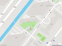 Ambulance met grote spoed naar de Loenermark in Amsterdam