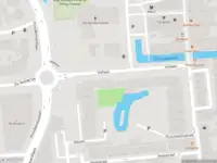 Ambulance met grote spoed naar de Hoflaan in Alphen aan den Rijn