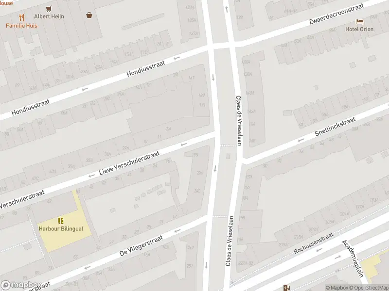 Ambulance met grote spoed naar de Claes de Vrieselaan in Rotterdam