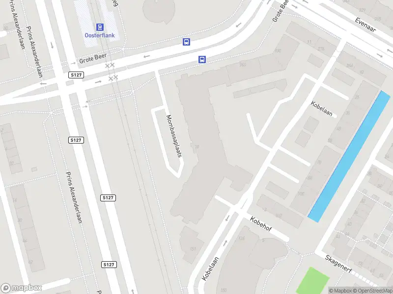 Ambulance met grote spoed naar de Mombassaplaats in Rotterdam