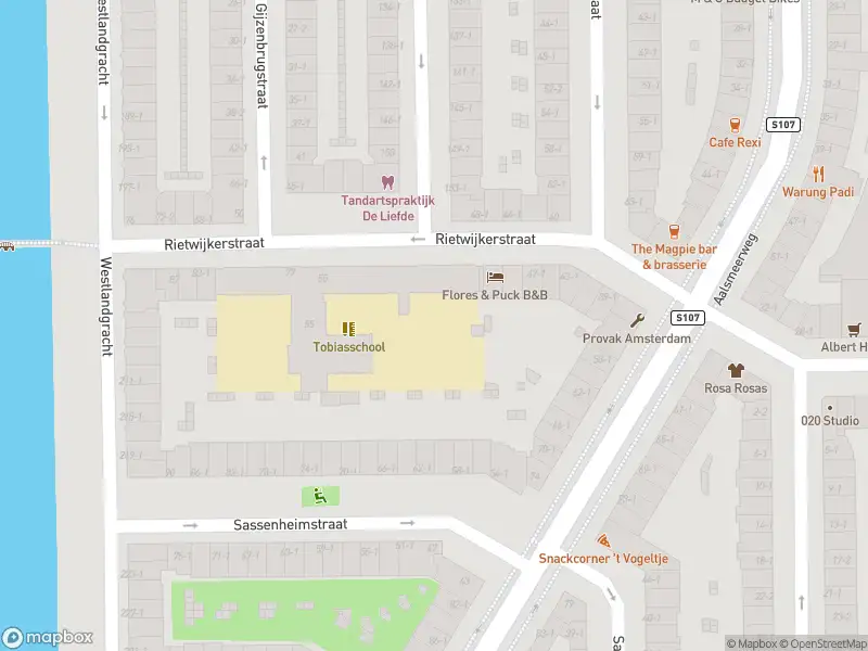 Ambulance met grote spoed naar de Stolwijkstraat in Amsterdam