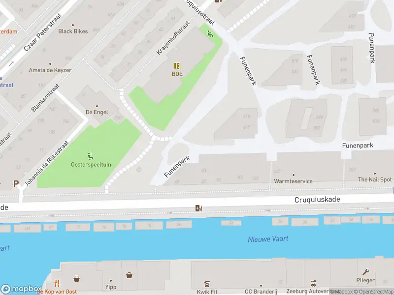 Ambulance met grote spoed naar de Cruquiuskade in Amsterdam