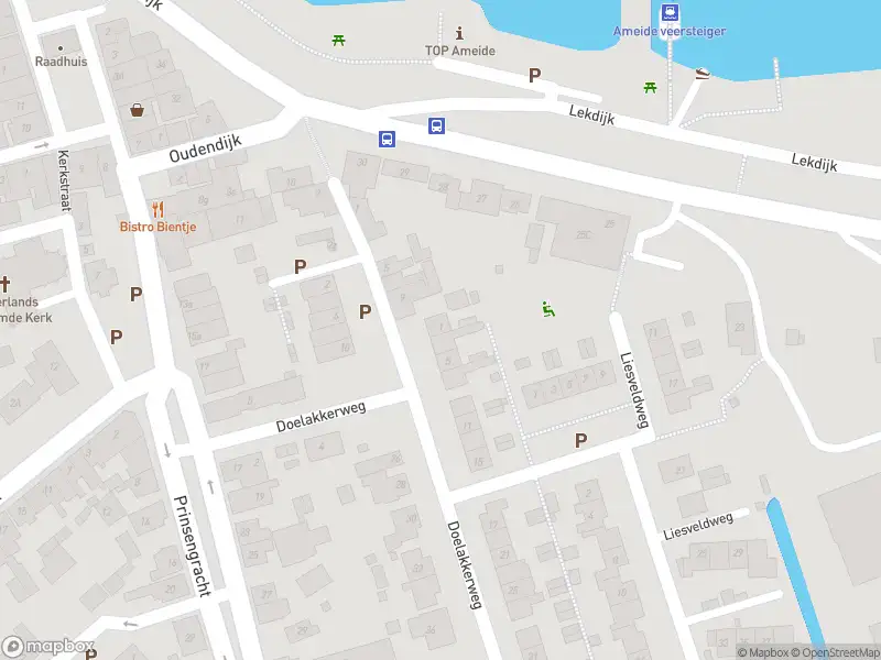 Ambulance met grote spoed naar de Doelakkerweg in Ameide