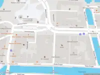 Ambulance met grote spoed naar de Lammermarkt in Leiden