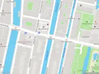 Ambulance met grote spoed naar de Oosterkerkstraat in Leiden