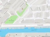 Ambulance met grote spoed naar de Cruquiuskade in Amsterdam