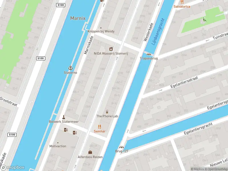 Ambulance met grote spoed naar de Westerkade in Amsterdam