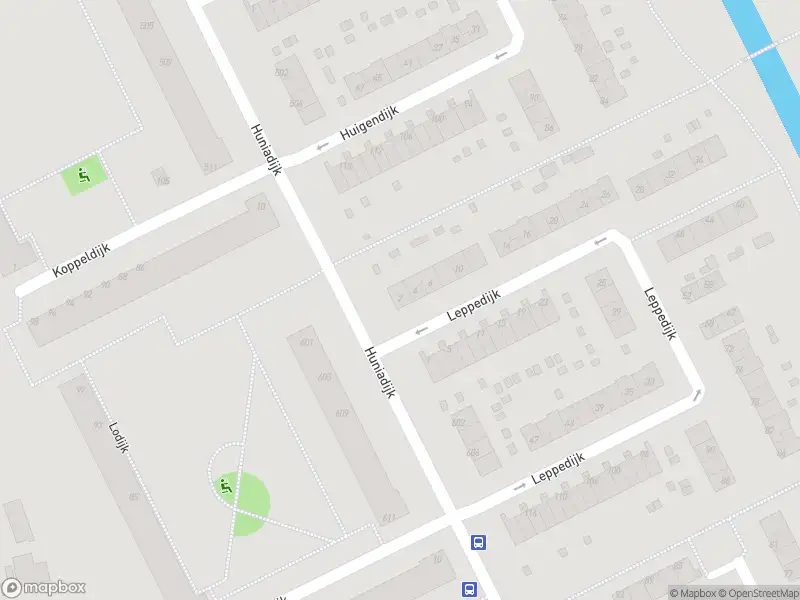 Ambulance met grote spoed naar de Leppedijk in Rotterdam