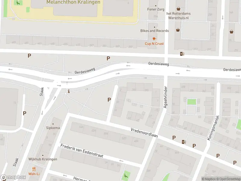 Ambulance met grote spoed naar de Vredenoordpad in Rotterdam