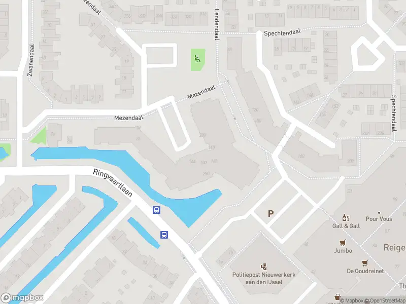 Ambulance met grote spoed naar de Mezendaal in Nieuwerkerk aan den IJssel