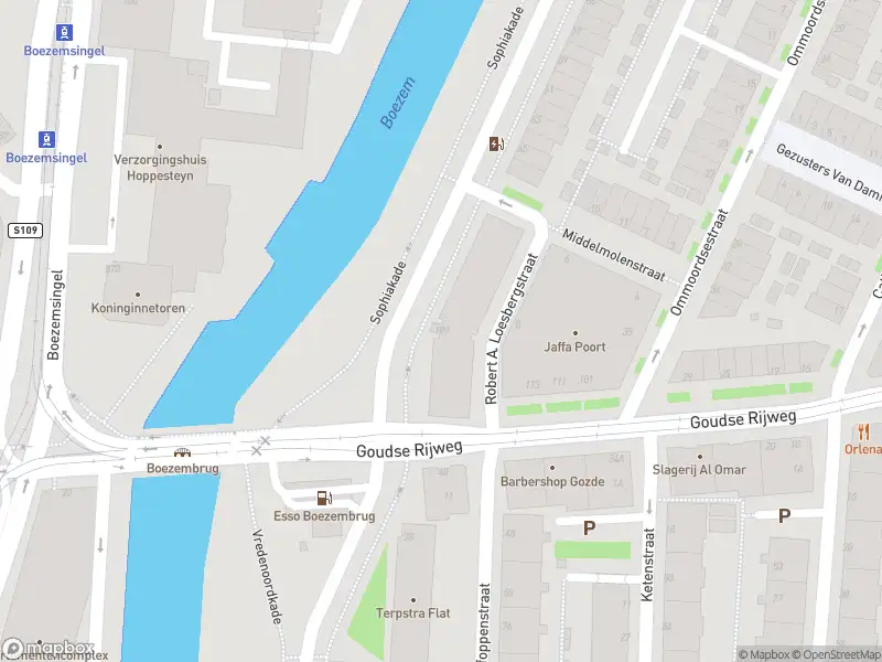 Ambulance met grote spoed naar de Sophiakade in Rotterdam