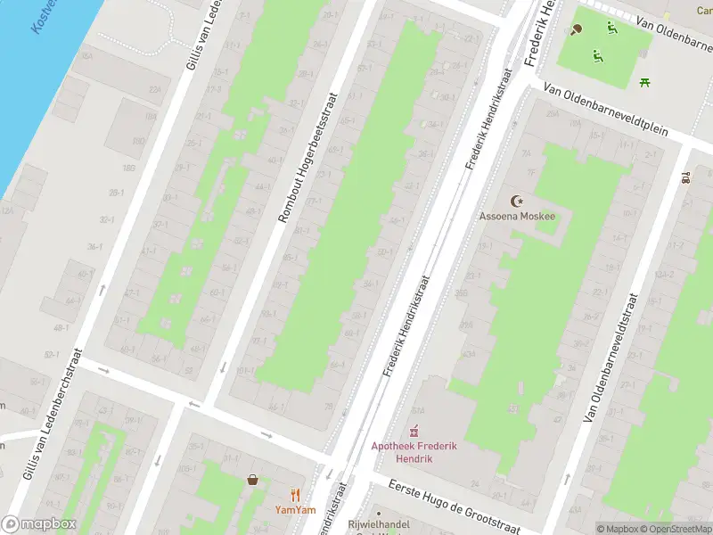 Ambulance met grote spoed naar de Tweede Hugo de Grootstraat in Amsterdam