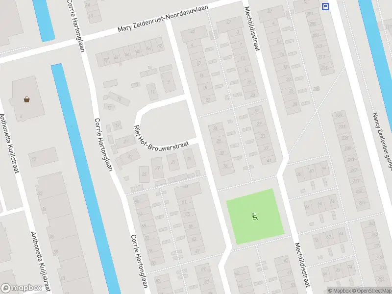 Ambulance met gepaste spoed naar de Riet Hof-Brouwerstraat in Rotterdam