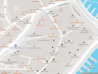 Ambulance met grote spoed naar de Nieuwezijds Armsteeg in Amsterdam