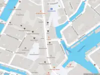 Politie met grote spoed naar de Snoekjessteeg in Amsterdam vanwege ongeval met letsel