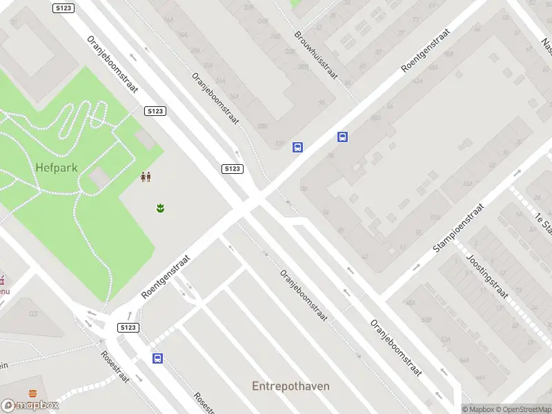 Ambulance met grote spoed naar de Roentgenstraat in Rotterdam