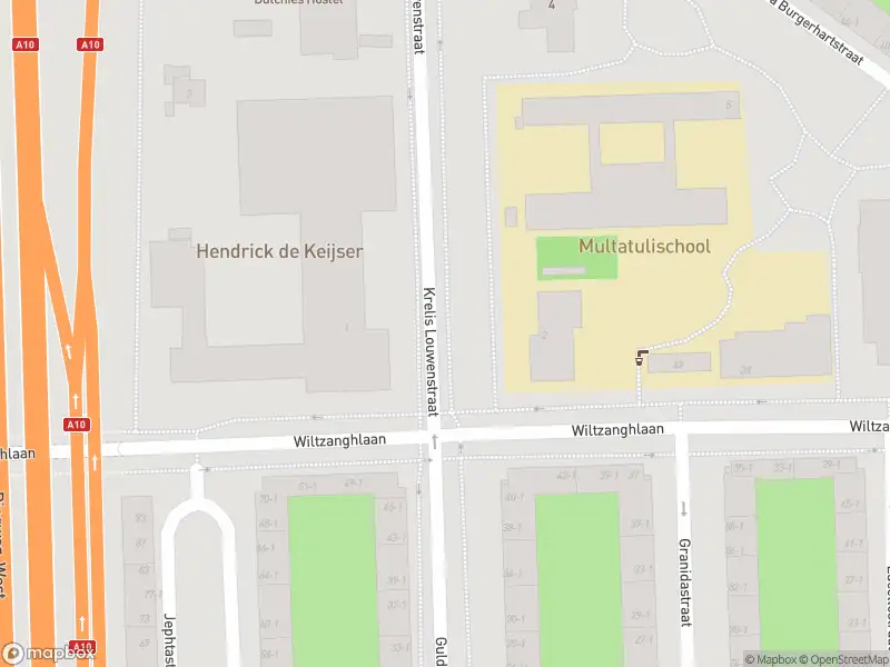 Ambulance met grote spoed naar de Krelis Louwenstraat in Amsterdam