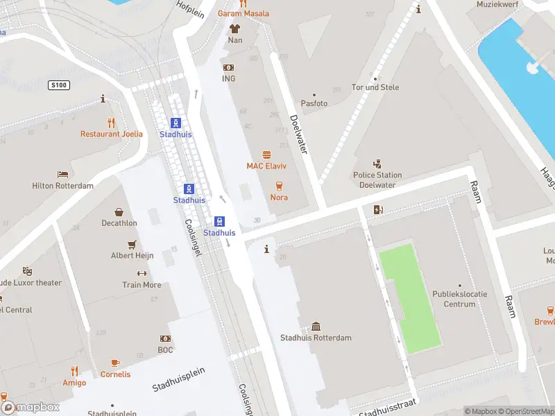 Ambulance met gepaste spoed naar de Coolsingel in Rotterdam