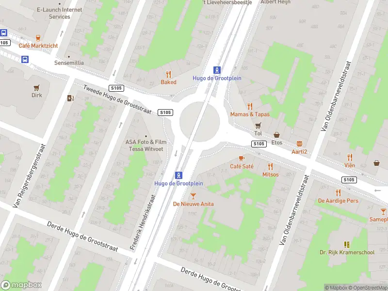 Ambulance met grote spoed naar de Derde Hugo de Grootstraat in Amsterdam