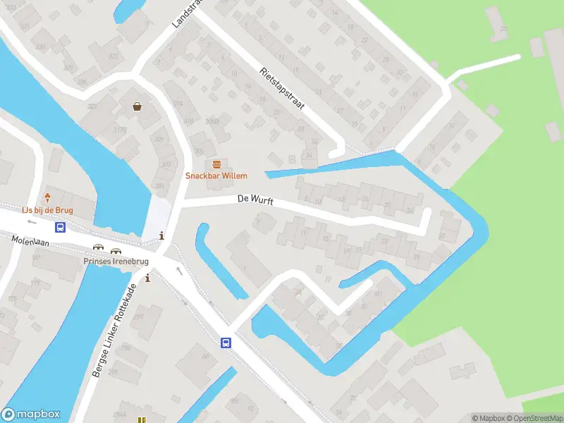 Ambulance met grote spoed naar de De Wurft in Rotterdam