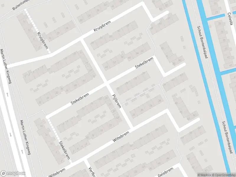 Ambulance met grote spoed naar de Stekelbrem in Rotterdam