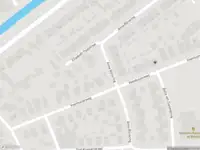 Brandweer met grote spoed naar de Marie Koenenstraat in Apeldoorn vanwege voertuigbrand