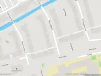 Ambulance met gepaste spoed naar de Peursumstraat in Amsterdam