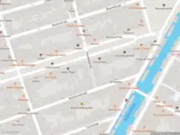 Ambulance met grote spoed naar de Violettenstraat in Amsterdam