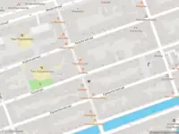 Ambulance met grote spoed naar de Tuinstraat in Amsterdam