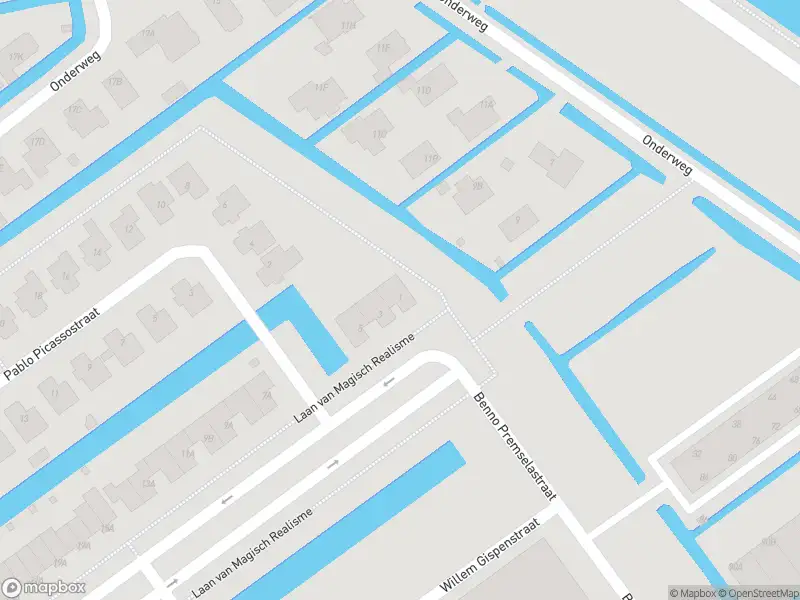 Ambulance met grote spoed naar de Laan van Magisch Realisme in Rotterdam