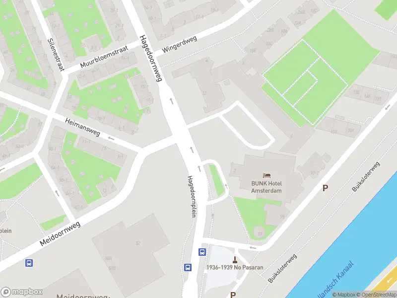 Ambulance met grote spoed naar de Hagedoornplein in Amsterdam