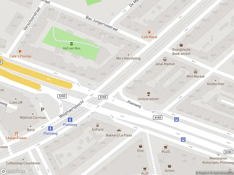 Ambulance met grote spoed naar de Pleinweg in Rotterdam