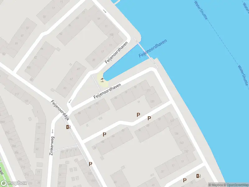 Ambulance met grote spoed naar de Feijenoordhaven in Rotterdam