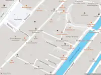 Ambulance met grote spoed naar de Sint Annenstraat in Amsterdam