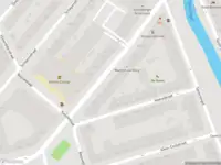 Ambulance met grote spoed naar de Walenburgerweg in Rotterdam