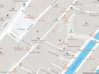 Ambulance met gepaste spoed naar de Beursstraat in Amsterdam