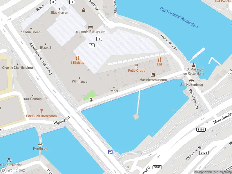 Ambulance met grote spoed naar de Wijnhaven in Rotterdam