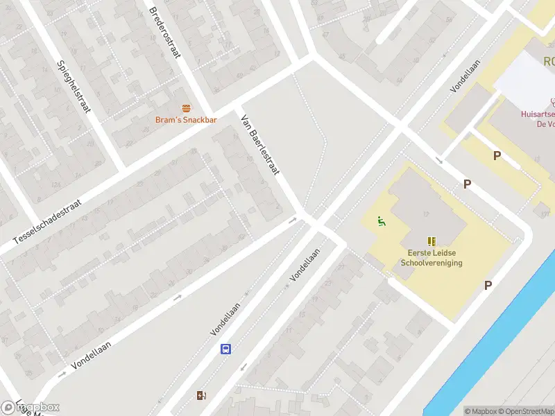 Ambulance met grote spoed naar de Van Baerlestraat in Leiden