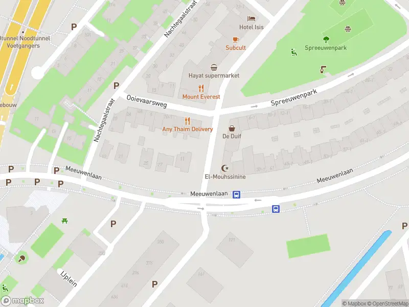 Ambulance met grote spoed naar de Valkenweg in Amsterdam