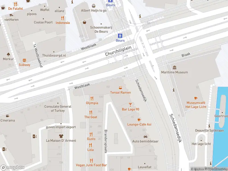 Ambulance met grote spoed naar de Churchillplein in Rotterdam