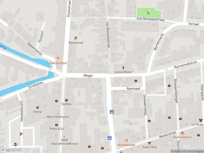 Ambulance met grote spoed naar de Wegje in Enkhuizen